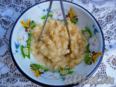 Для приготовления крема к очищенному банану всыпьте сахар и разомните при помощи толкушки (так в креме будут чувствоваться небольшие кусочки банана).