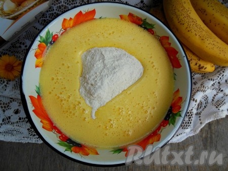 Добавьте просеянную муку и еще раз взбейте.