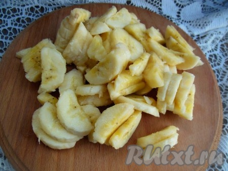 Бананы очистите от кожуры и нарежьте колечками, либо полукольцами.
