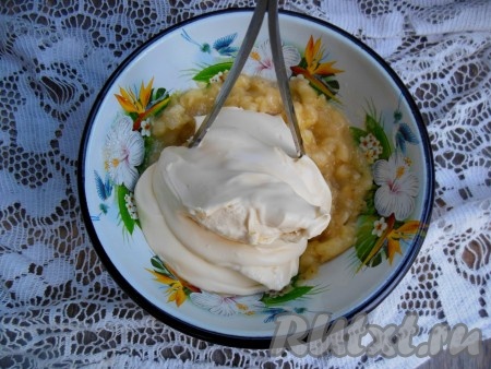 К размятому банану добавьте сметану и тщательно перемешайте крем.
