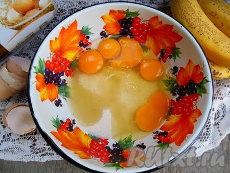 Яйца взбейте с сахаром в пышную пену (взбивайте около 3-4 минут).