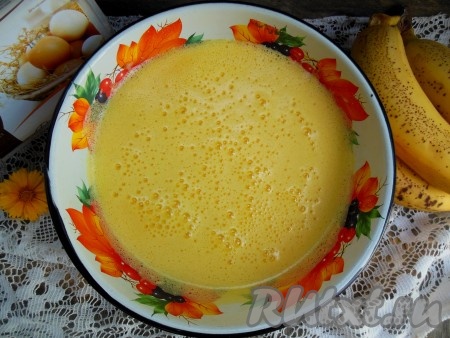 Яйца взбейте с сахаром в пышную пену (взбивайте около 3-4 минут).