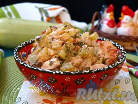 Подать вкуснейшее рагу из кабачков с курицей к столу, разложив его по тарелкам.