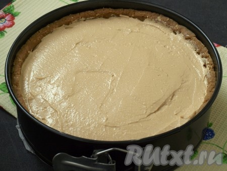 Аккуратно вылить сверху творожную начинку и разровнять лопаткой.
