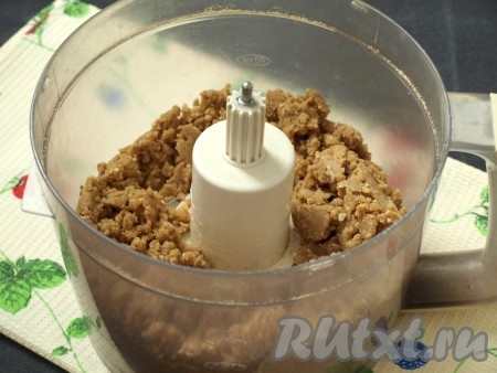 Взбить массу ещё раз (до образования липкой крошки).
