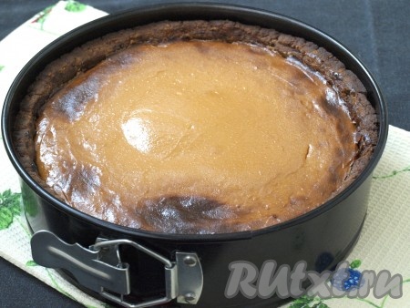 Разогреть духовку до 180 градусов и готовить пирог 50-60 минут, ориентируйтесь на свою духовку. Верх пирога должен зарумяниться. Пирог с творогом и сгущенкой полностью остудить и убрать на несколько часов в холодильник (у меня он стоял ночь в холодильнике).
