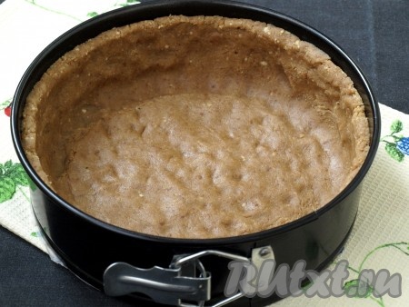 Дно разъёмной формы застелить пергаментом. Высыпать песочную крошку и вылепить из неё корзинку с бортиками высотой около 3 см. Диаметр моей формы 22 см. Убрать форму в холодильник на 30 минут.
