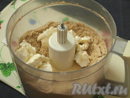 Приготовление пирога начнём с основы: в чашу комбайна поломать песочное печенье и измельчить его с помощью насадки «металлический нож». Затем добавить к печенью мягкое сливочное масло и сгущённое молоко. Печенье советую взять со вкусом топлёного молока, оно подчеркнёт карамельный вкус пирога.