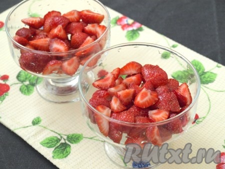 За это время оставшуюся свежую клубнику разрезать на 4 части и разложить в креманки.
