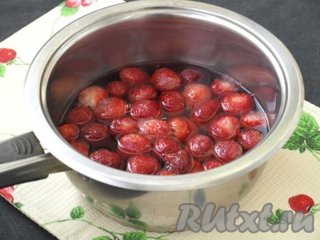 В сотейник вылить оставшиеся 300 мл воды, добавить сахар и довести до кипения. Затем добавить стакан клубники, снять с огня и дать настояться под крышкой минут 10.
