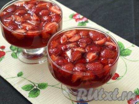 Залить свежую клубнику жидким остывшим желе и убрать в холодильник на 2-3 часа до полного застывания.
