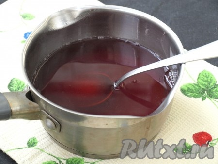 В напиток добавить набухший желатин и размешать до полного растворения. Оставить его остывать.
