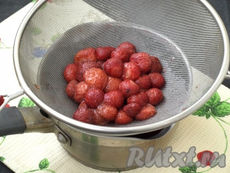 Полученный напиток процедить (ягоды, которые были в напитке, нам не понадобятся).
