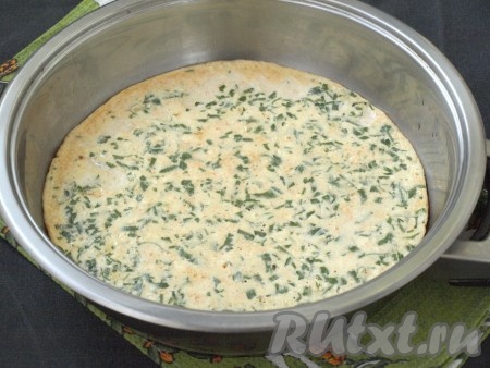 Жарить омлет 4 минуты на среднем огне, не накрывая сковороду крышкой, затем накрыть крышкой, убавить огонь и готовить ещё 3 минуты.
