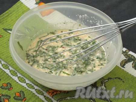 Добавить в яичную смесь крахмал, перемешать, а затем добавить творог. У меня творог был 9%, можно брать зернистый, можно мягкий, то есть такой, как вы любите.
