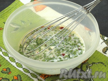 Налить к яйцам молоко. Петрушку мелко нарезать и также добавить в яичную смесь. Ещё раз размешать.
