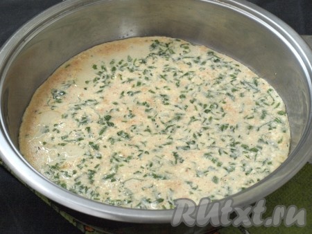 Разогреть в сковороде подсолнечное масло и вылить туда омлетно-творожную массу.
