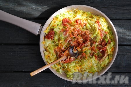 Добавить к капусте по вкусу соль, перемешать и потушить еще 5 минут.
