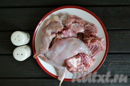 Тщательно вымыть кролика и нарезать на порционные кусочки.
