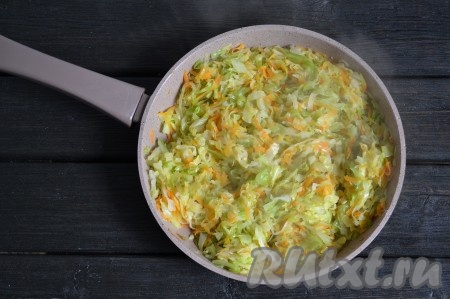 Периодически помешивая, тушить капусту до состояния мягкости (это займет 25-35 минут). Крышкой не накрывать.
