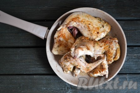 Разогреть сковороду и выложить несколько кусочков мяса жирком вниз (если мясо недостаточно жирное, можно добавить на сковороду немного растительного масла). Когда жирок подтает, можно добавить еще несколько кусочков мяса. Желательно, чтобы мясо на сковороде лежало в один слой, иначе оно не обжарится, а станет тушиться. Каждый кусочек кролика обжарить на среднем огне с обеих сторон до красивого румяного цвета. Когда на сковороде обжарится первая порция мяса, убрать со сковороды и выложить следующую порцию мяса. На обжаривание всех кусочков кролика с двух сторон уйдет, примерно, 20-25 минут.
