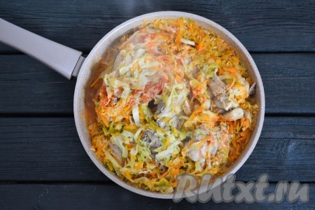 Мягкая, сочная крольчатина с нежной, ароматной капустой готова. 