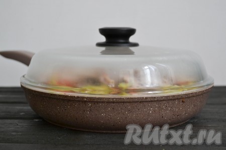 Влить водичку, закрыть плотно крышкой и тушить кусочки кролика с капустой 20 минут на слабом огне.
