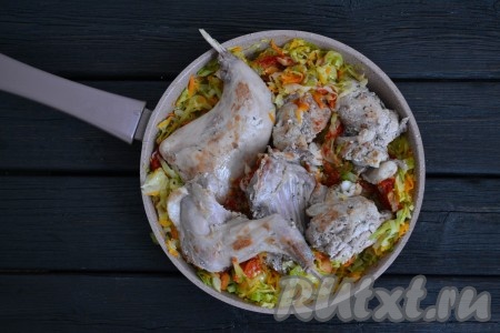 Выложить поджаренные кусочки кролика в сковороду. Если сковорода не глубокая - переложить капусту в казан или толстостенную кастрюлю, а сверху выложить кусочки мяса.