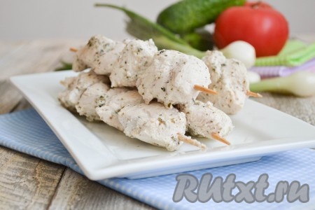 Куриное филе на шпажках на сковороде