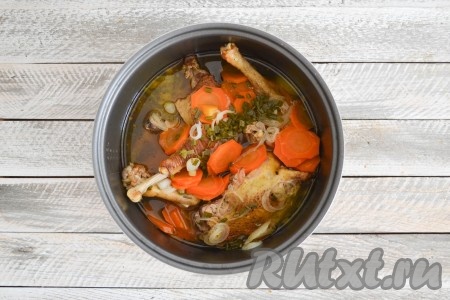 Влить холодную воду, по вкусу добавить соль, закрыть крышку мультиварки и включить функцию "Тушение" на 1 час. Если курица магазинная, то 30 минут будет достаточно.
