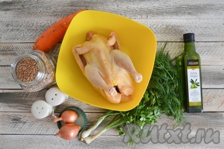 Подготовить необходимые ингредиенты для приготовления курицы с гречкой в мультиварке. Я использовала домашнюю молодую курочку, но можно заменить ее и магазинной. Для приготовления магазинной понадобится чуть меньше времени. 
