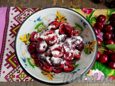 Черешня очень сочная и при выпечке будет выделяться сок, поэтому, перед добавлением ягод в пирог, смешайте черешню с щепоткой крахмала или муки.
