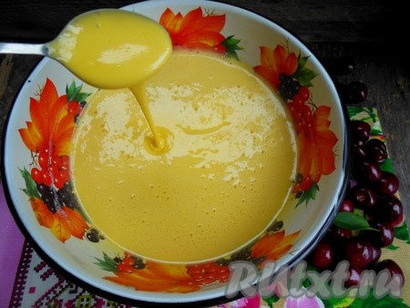 По консистенции тесто для шарлотки с черешней должно напоминать не слишком густую, но и и не жидкую сметану, оно будет легко стекать с ложки.
