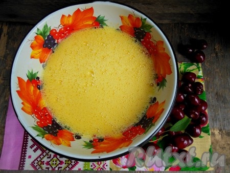 В процессе взбивания сахар должен полностью раствориться, а яично-сахарная масса увеличится в объёме вдвое.
