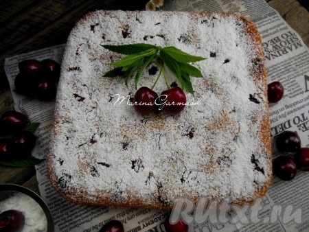 Полностью охладите и посыпьте, по желанию, выпечку сахарной пудрой.
