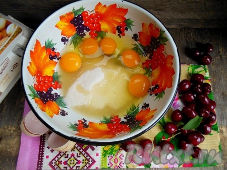 В глубокую миску выложите яйца и сахар, хорошо взбейте в пышную пену (взбивайте около 3-5 минут).&nbsp;
