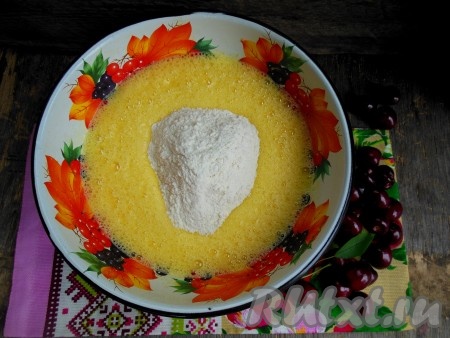 Просейте муку (можно два раза) вместе с чайной ложкой разрыхлителя. Добавьте муку с разрыхлителем к яично-сахарной массе и хорошо взбейте при помощи миксера.
