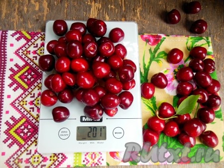 Черешню промойте, удалите косточки, образовавшийся сок слейте.
