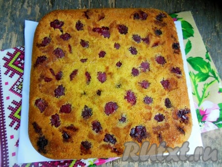 Готовый пирог достаньте из духовки. Не вынимайте его сразу из формы, дайте ему слегка остыть. Затем ножом или лопаткой проведите по краям формы и переверните шарлотку на доску. Черешня будет сверху.