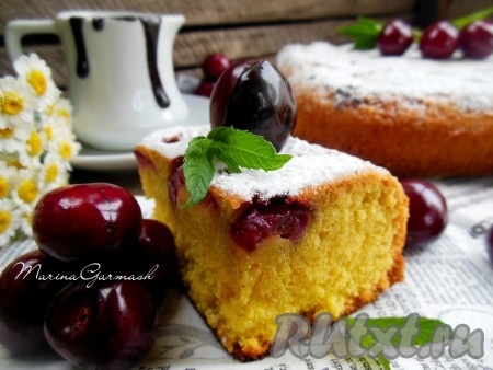 Иногда я не посыпаю шарлотку сахарной пудрой, а украшаю шоколадной глазурью из какао и сметаны. Как-то у меня очень ассоциируется черешня с шоколадом. Этот очень простой и вкусный пирог украсит любое летнее чаепитие, попробуйте!