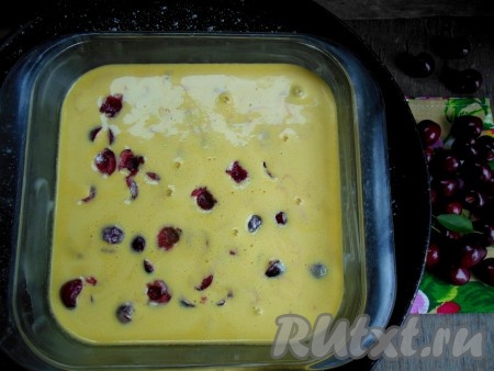 Форму для выпечки смажьте сливочным маслом или застелите пергаментом для выпечки. Размер моей формы 20х20 см, использую стеклянную форму из жаропрочного стекла. Вы можете взять и круглую форму, разницы нет. В смазанную или застеленную форму перелейте тесто, сверху разложите ягоды.