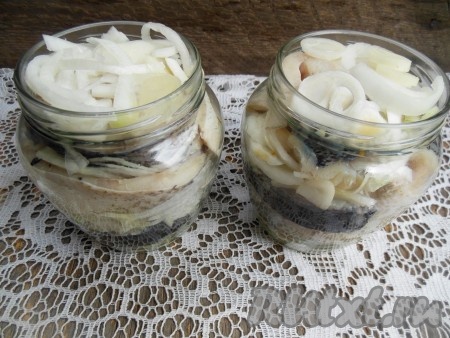 В чистые банки положите послойно замаринованные кусочки толстолобика и репчатый лук, залейте сверху растительным маслом (оно должно полностью покрывать рыбу). Рыбу можно хранить и в эмалированной кастрюле, но обязательно в холодильнике.
