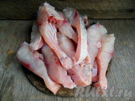 Нарежьте тушку толстолобика на кусочки, если они слишком большие, то разделите крупные кусочки на две части.