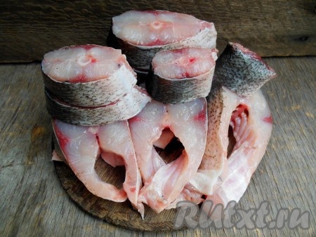 Нарежьте тушку толстолобика на кусочки, если они слишком большие, то разделите крупные кусочки на две части.
