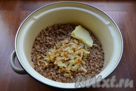 Жареный лук выложить в готовую гречневую кашу, добавить оставшееся сливочное масло.

