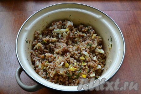 Кашу аккуратно перемешать.