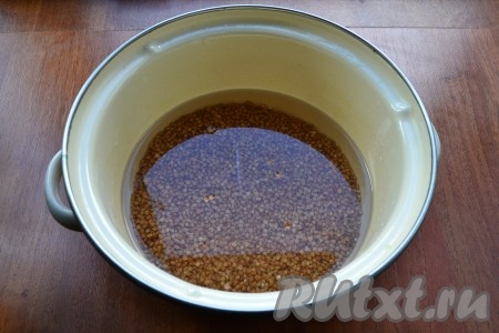 Гречку перебрать, промыть и высыпать в кастрюлю. Влить воду, поставить кастрюлю на огонь. Когда гречка закипит, воду посолить, накрыть кастрюлю крышкой. Варить гречку на слабом огне 20-25 минут, пока вся вода не выкипит.