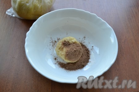 К маленькому кусочку теста добавить какао-порошок.
