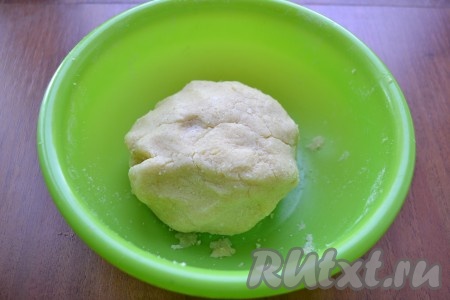Быстро замесить тесто, которое вначале будет рассыпаться, а потом отлично соберется в ком.