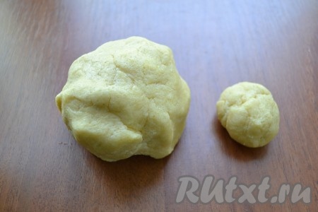 Отделить от теста кусочек размером с яйцо.
